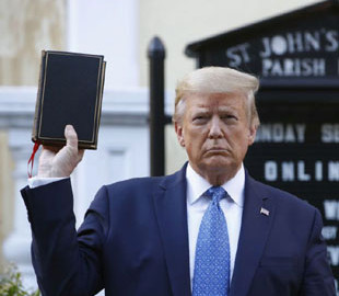 Через фінансову скруту Трамп почав торгувати Бібліями — The New York Times